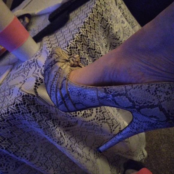 Shoes - Picture 7 of 8